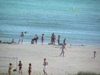  estivants en maillot sur la plage